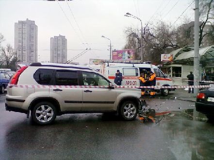 Жуткое ДТП в Днепропетровске: авто вылетело на остановку. Видео