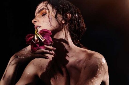 Эмма Уотсон снялась топлесс и без мейк-апа