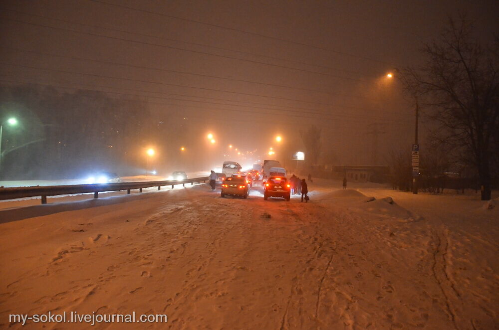 Из-за снегопада въезд в Киев блокируют фурами