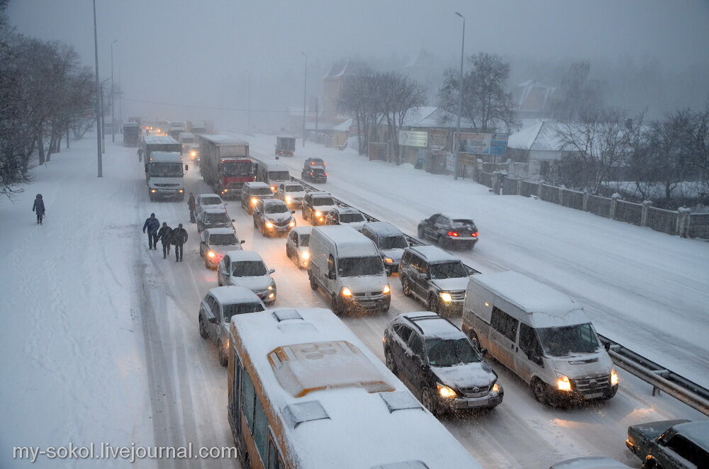 Через снігопад в'їзд до Києва блокують фурами