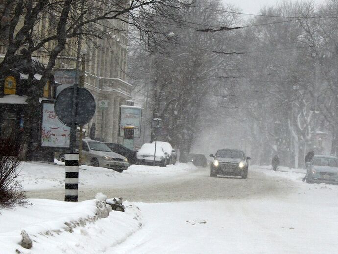 Непогода парализовала три западные области Украины