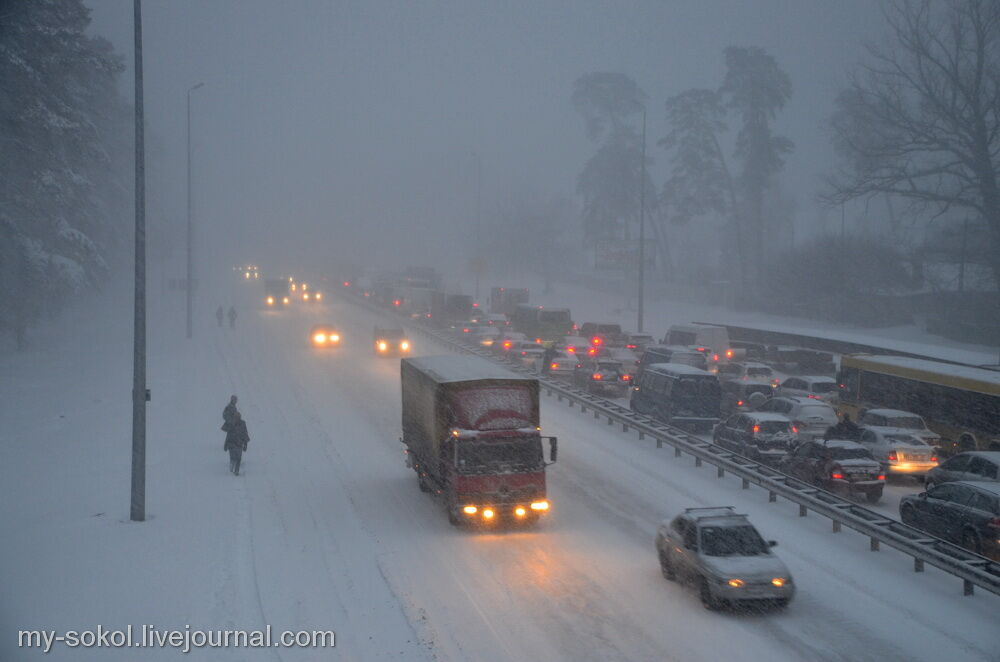 Через снігопад в'їзд до Києва блокують фурами