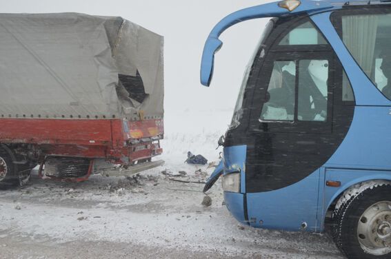 Из-за непогоды пассажирский автобус столкнулся с грузовиком на трассе Киев-Чоп