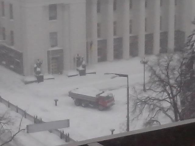 Во всем Киеве снег решили убрать прежде всего под Радой