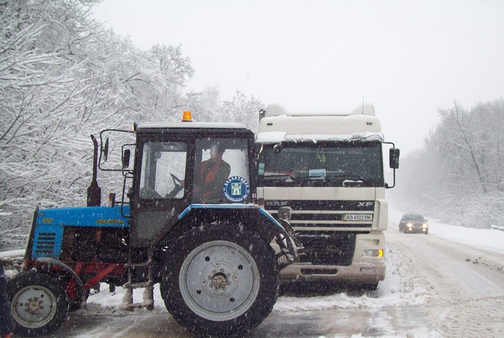 Снігопад завалив проїзд до майже 500 населеним пунктам 