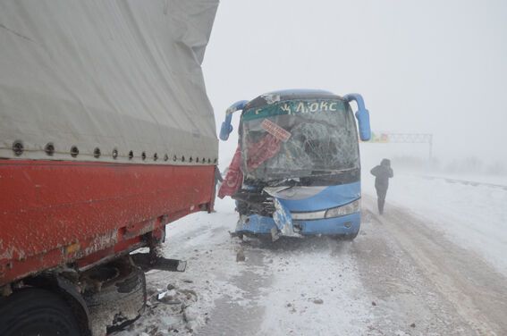 Через негоду пасажирський автобус зіткнувся з вантажівкою на трасі Київ-Чоп