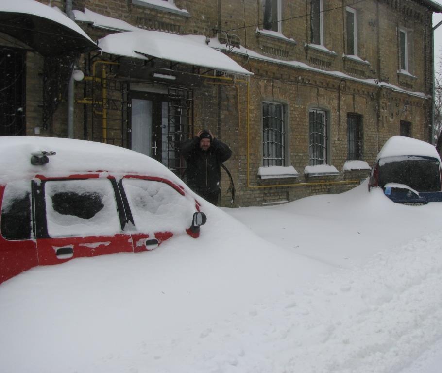 Столиця відкопується під снігу