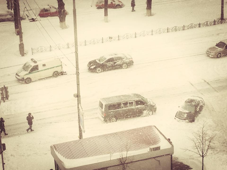 Из-за снега прямо на улице бросили инкассаторскую машину. Фото