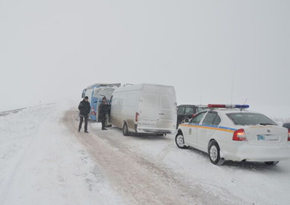 На Житомирщині з снігової пастки звільнили півсотні дітей