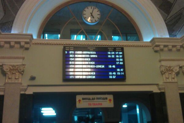 Поезд Hyundai отправился из Донецка с опозданием 