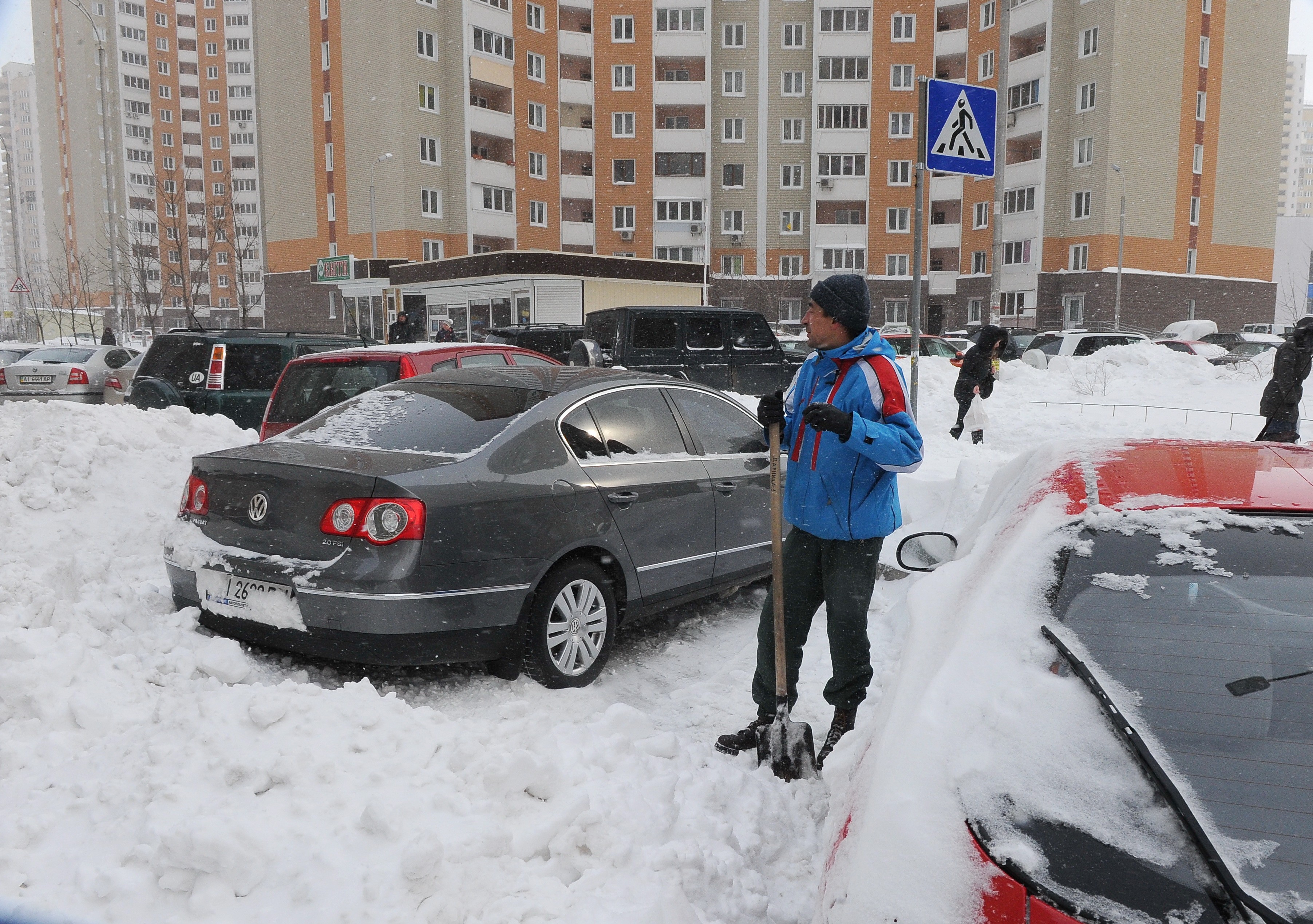 Машина Азарова не смогла проехать по Дарницкому мосту. Видео