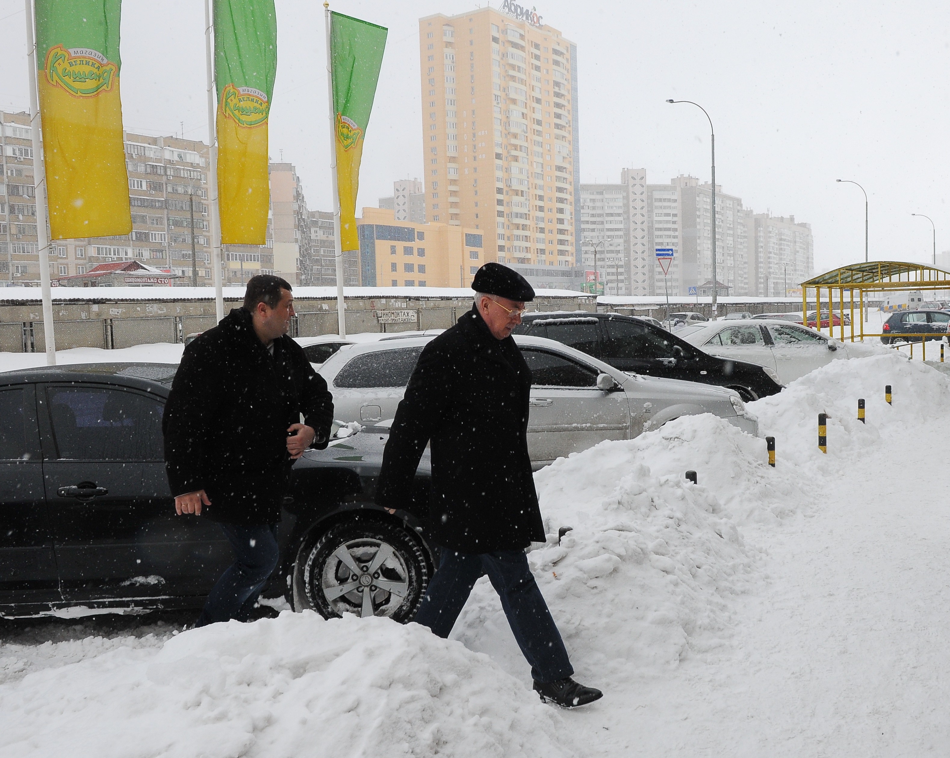 Машина Азарова не смогла проехать по Дарницкому мосту. Видео