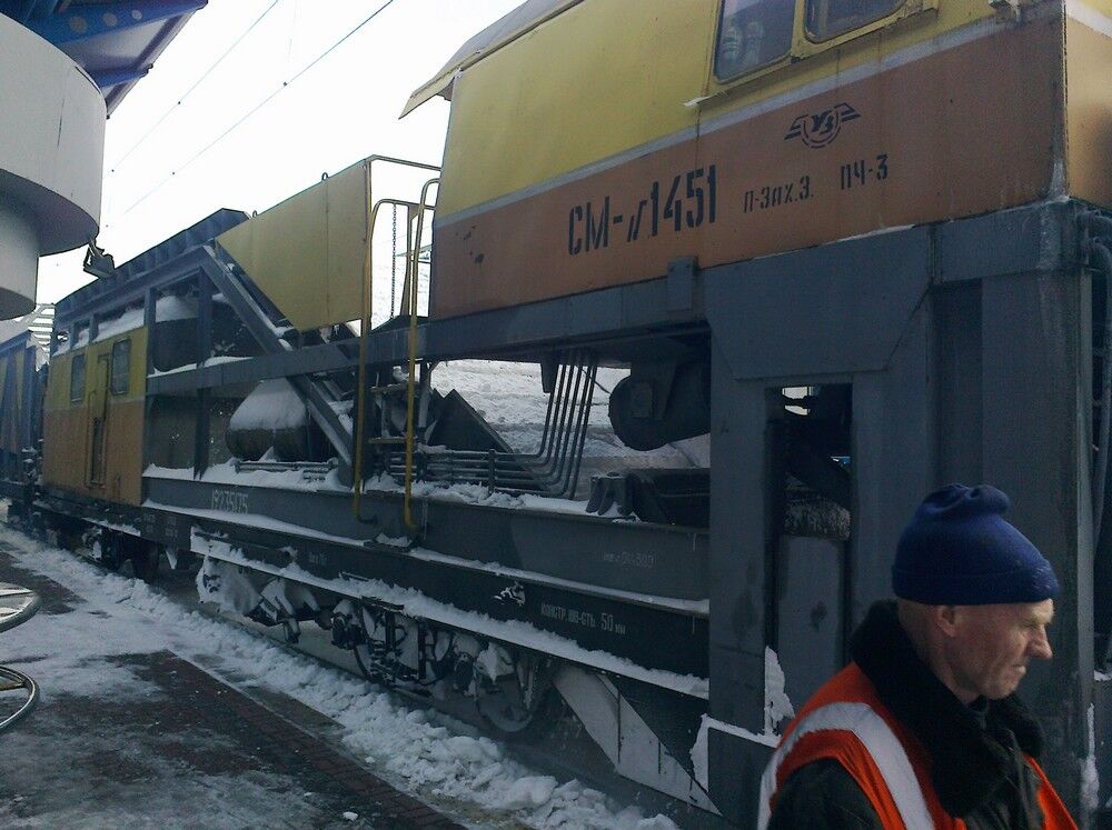 На вокзалах Києва розчищають шляхи. Фото