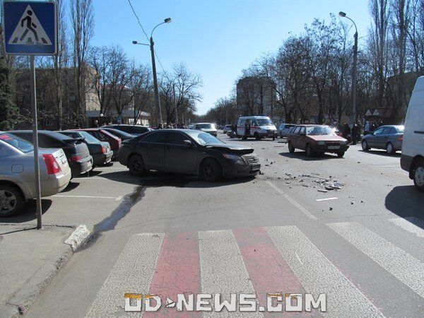 Страшное ДТП в Одессе: едва живой водитель и две машины в хлам. Фото. Видео