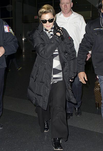 Мадонна прибыла в Нью-Йорк в мужской компании. Фото