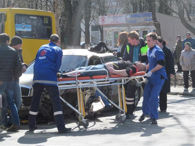 Страшное ДТП в Одессе: едва живой водитель и две машины в хлам. Фото. Видео