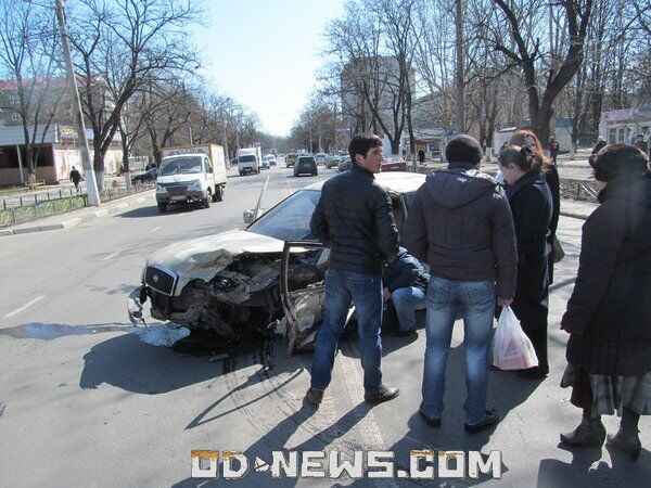 Страшное ДТП в Одессе: едва живой водитель и две машины в хлам. Фото. Видео