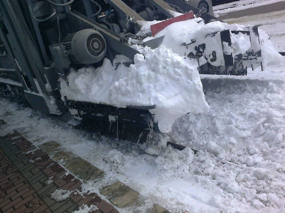 На вокзалах Києва розчищають шляхи. Фото