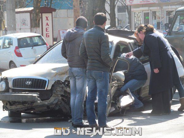 Страшное ДТП в Одессе: едва живой водитель и две машины в хлам. Фото. Видео