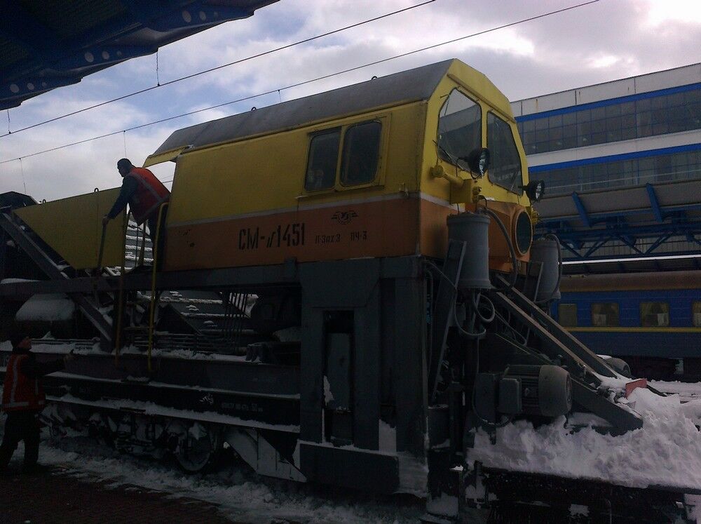 На вокзалах Києва розчищають шляхи. Фото