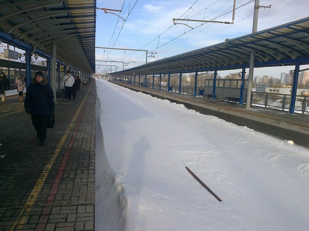 На вокзалах Киева расчищают пути. Фото