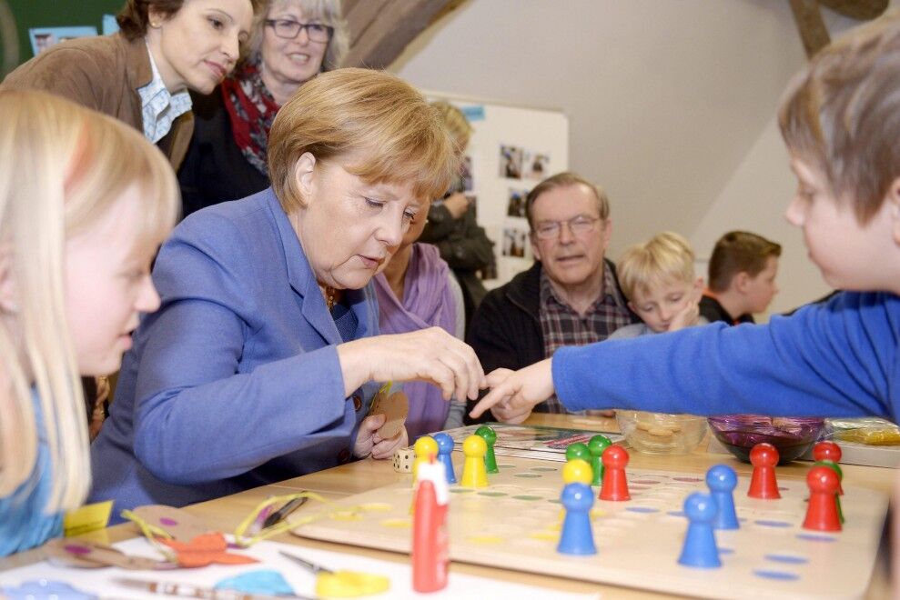 Меркель засела за вязание