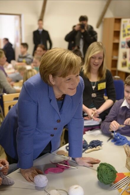 Меркель засела за вязание