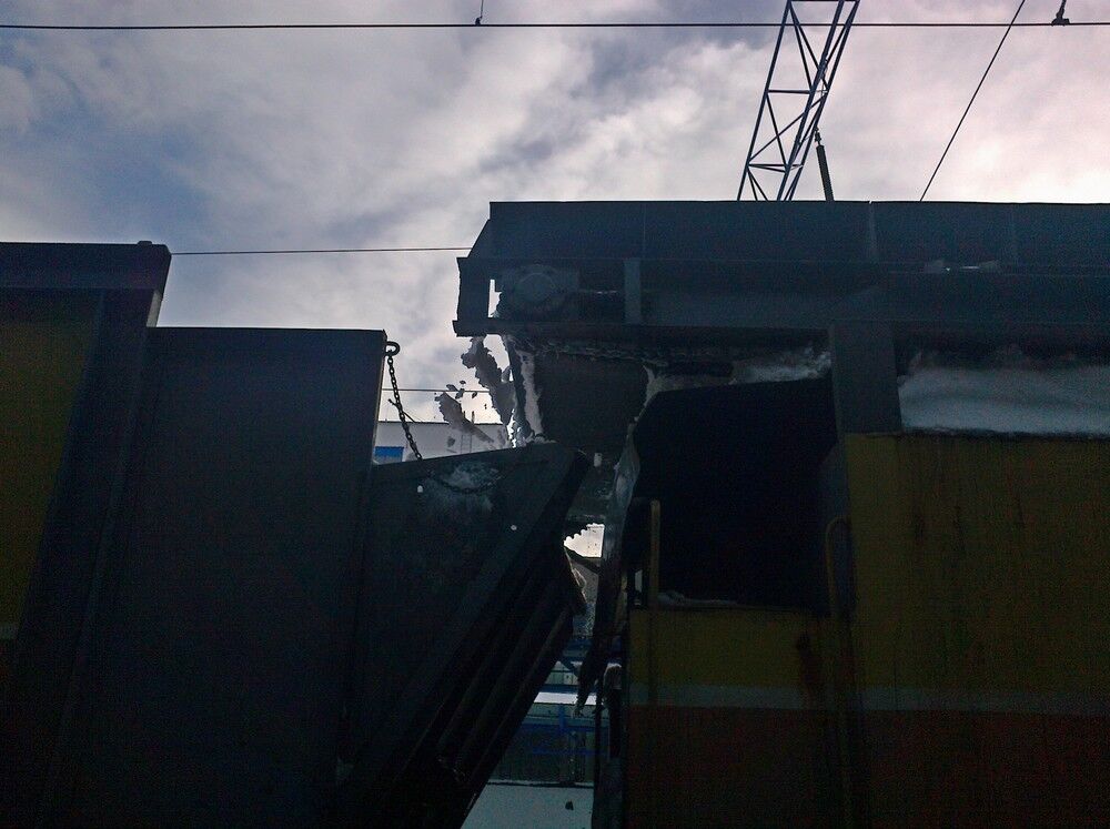 На вокзалах Києва розчищають шляхи. Фото