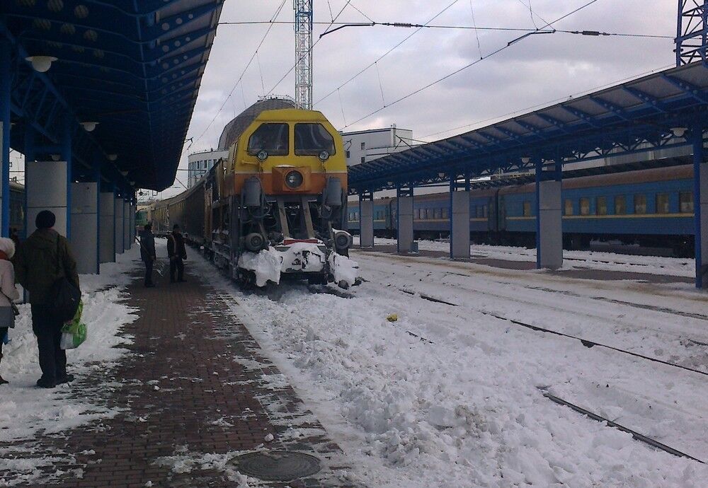 На вокзалах Києва розчищають шляхи. Фото