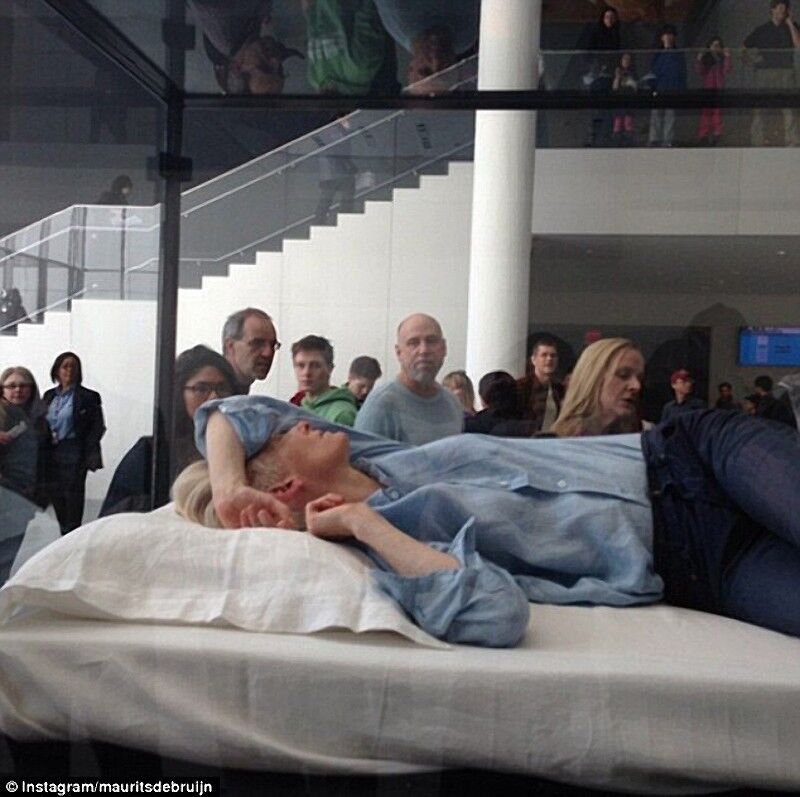 Незвичайний перфоманс Тільди Суінтон