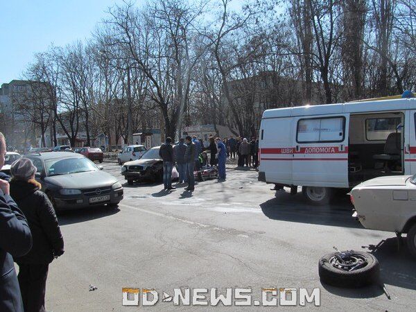 Страшное ДТП в Одессе: едва живой водитель и две машины в хлам. Фото. Видео