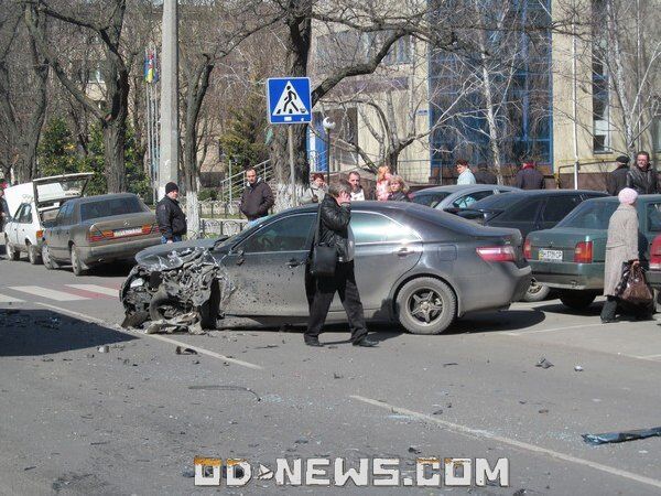 Страшное ДТП в Одессе: едва живой водитель и две машины в хлам. Фото. Видео