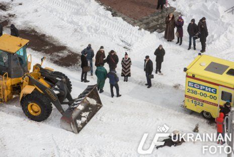 В Киеве трактор, убирая снег, убил пешехода. Фото