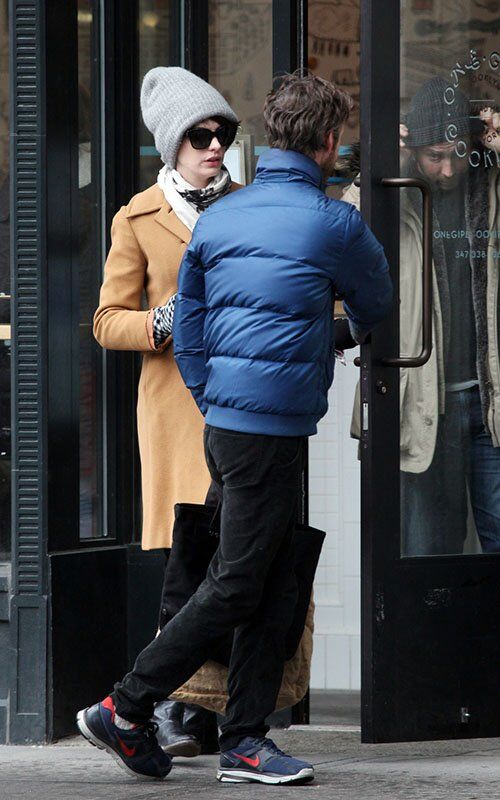 Энн Хэтэуэй носит огромную шапку. Фото