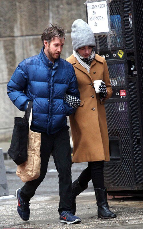 Энн Хэтэуэй носит огромную шапку. Фото