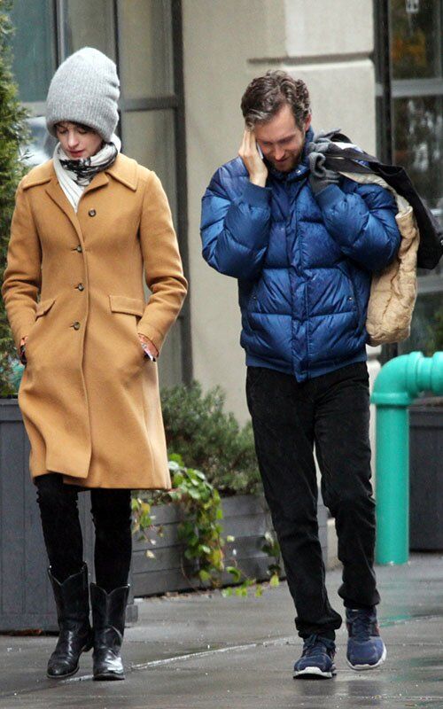 Энн Хэтэуэй носит огромную шапку. Фото