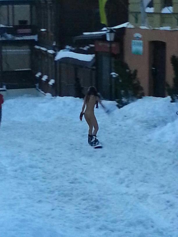 На Андреевском спуске катались голые сноубордистки. Фото