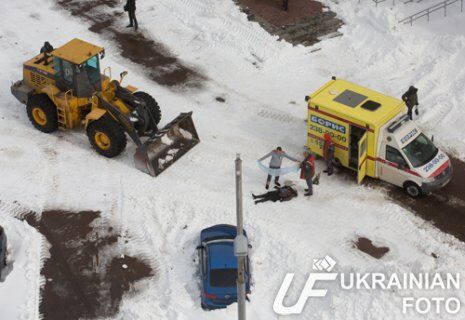 В Киеве трактор, убирая снег, убил пешехода. Фото