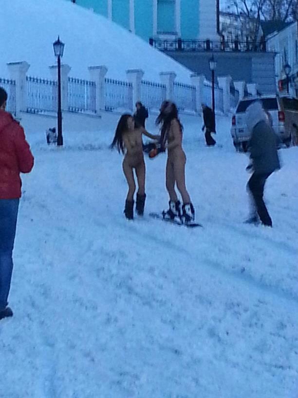 На Андреевском спуске катались голые сноубордистки. Фото