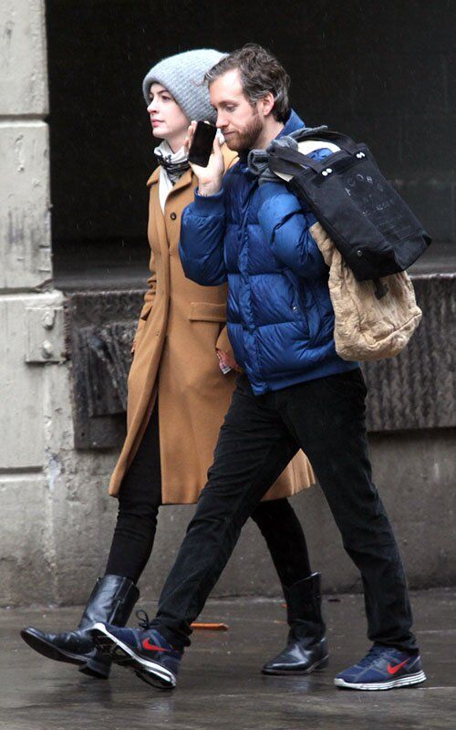 Энн Хэтэуэй носит огромную шапку. Фото