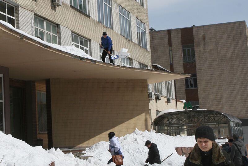 Транспорт в Києві коштує, кияни ходять пішки