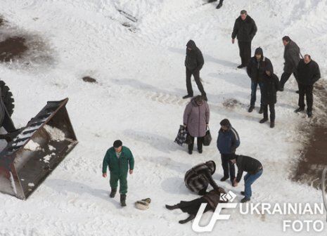 В Киеве трактор, убирая снег, убил пешехода. Фото