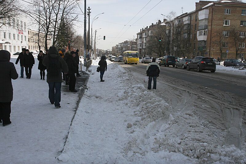 Транспорт в Києві коштує, кияни ходять пішки