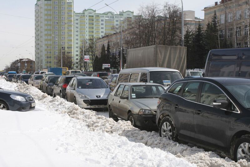 Транспорт в Киеве стоит, киевляне ходят пешком