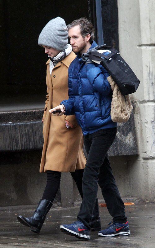 Энн Хэтэуэй носит огромную шапку. Фото