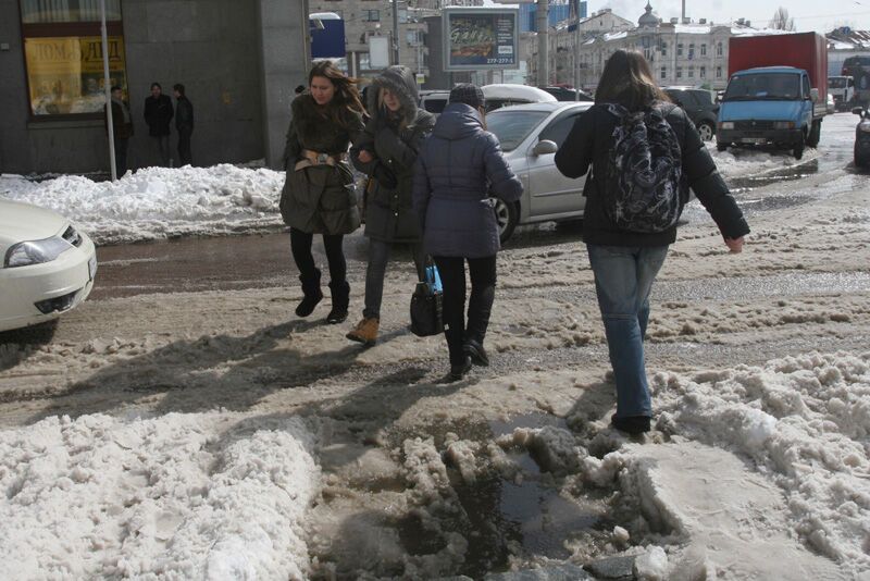 Транспорт в Києві коштує, кияни ходять пішки