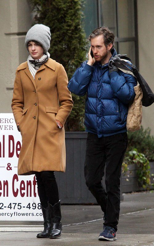 Энн Хэтэуэй носит огромную шапку. Фото