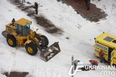 В Киеве трактор, убирая снег, убил пешехода. Фото