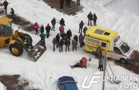 В Киеве трактор, убирая снег, убил пешехода. Фото