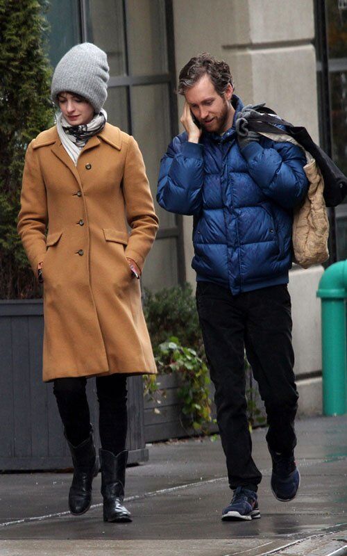 Энн Хэтэуэй носит огромную шапку. Фото